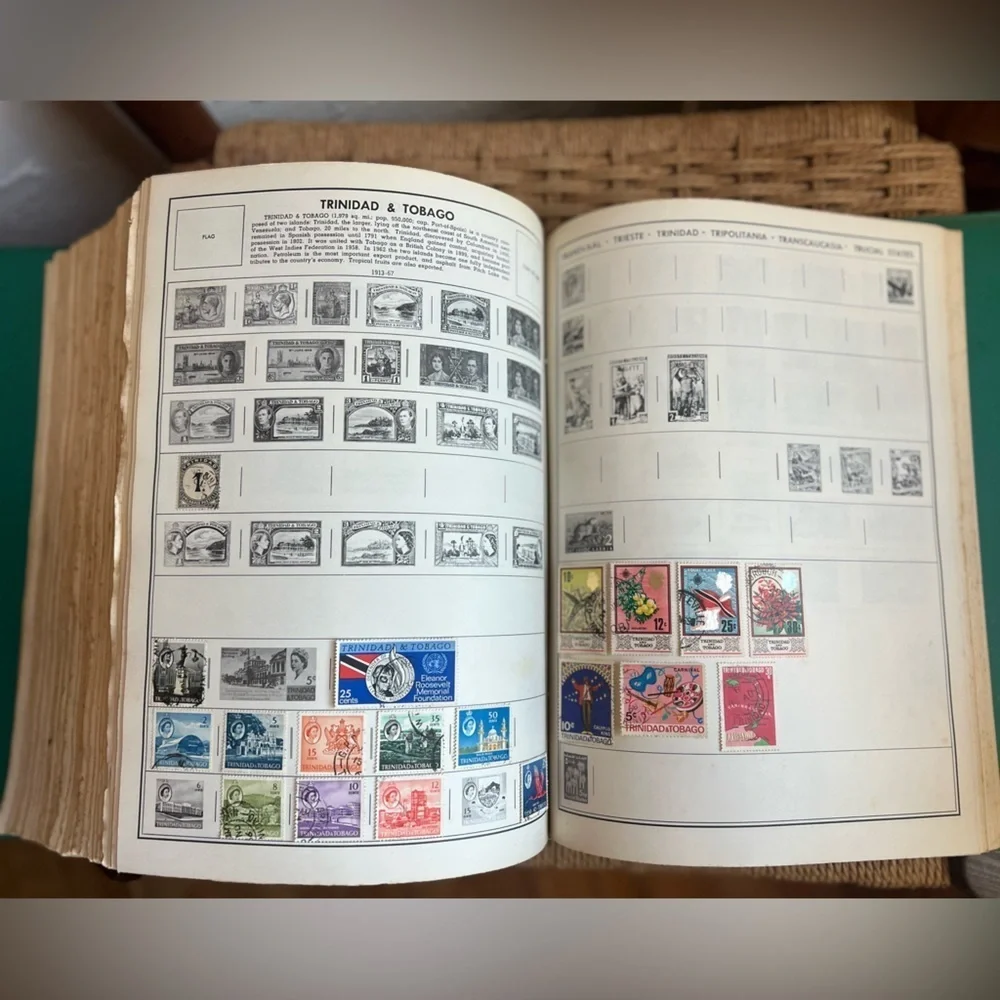 Rare Vintage H.E. Harris Senior Statesman World Stamp Album Collectible Stamps